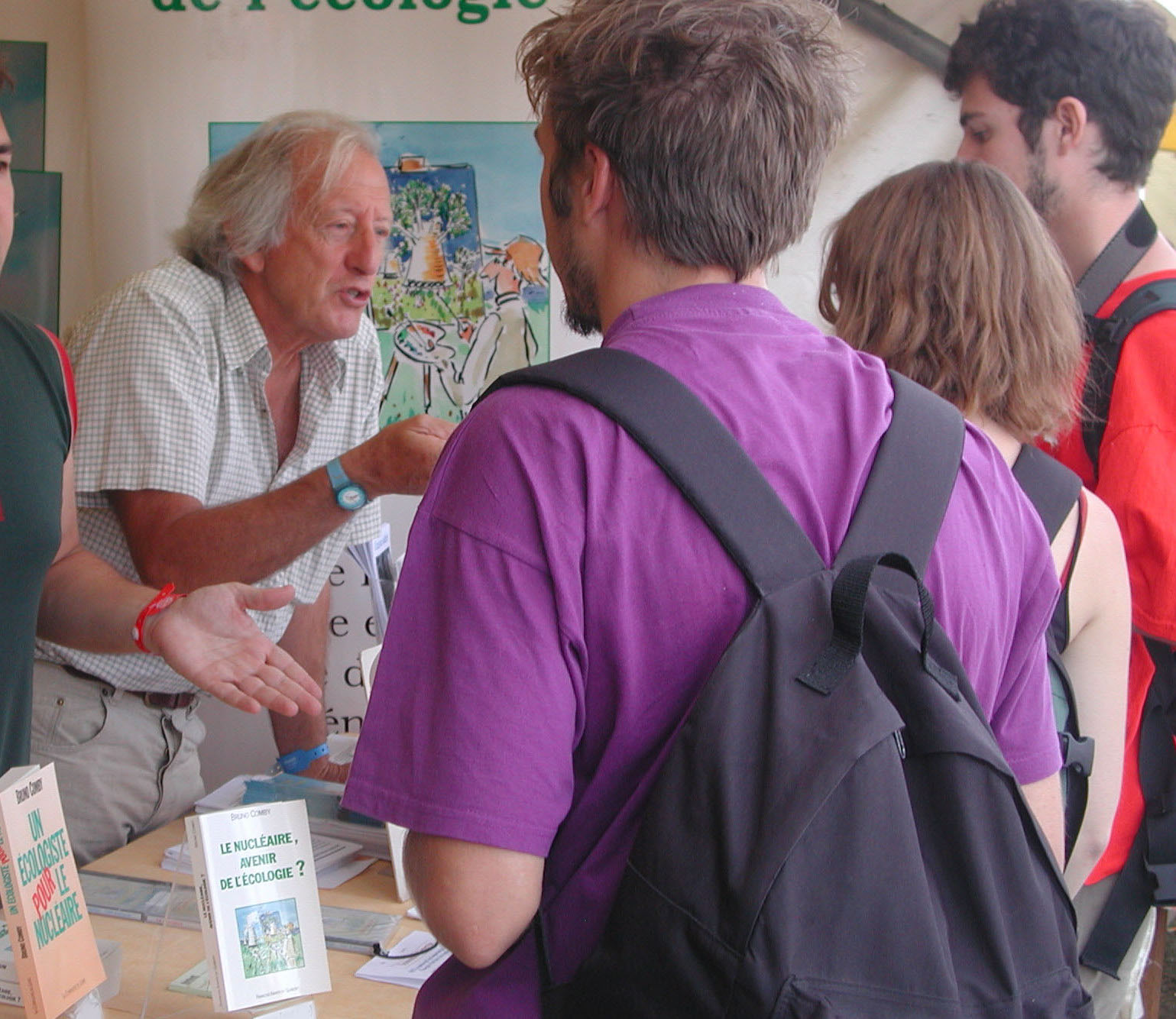 Photo de Gérard Martin expliquant l'énergie nucléaire
          au public sur un stand de l'AEPN en 2004